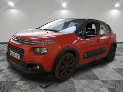 la citrole rouge est garee sur un carrelage en damier