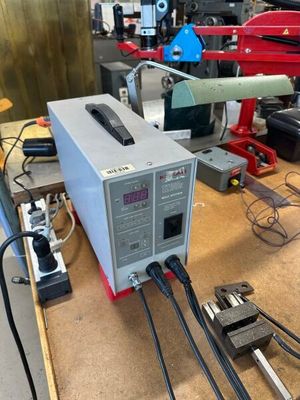 une machine posée sur une table dans un atelier