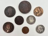 gros plan d'un paquet de pièces de monnaie sur une surface blanche