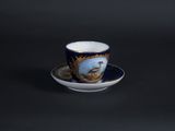 tasse et soucoupe bleues et blanches ornées d'un phélix