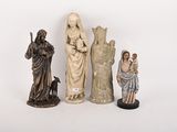 plusieurs figurines représentant Jésus, Marie et un chien sur fond blanc