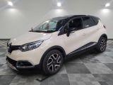une voiture blanche garée sur un sol en damier dans un garage