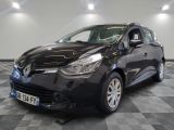 la voiture noire est garée sur un sol en damier dans le garage