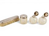 trois articles comprenant une brosse, du savon et un distributeur de savon