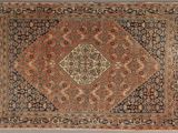 un tapis persan ancien orné d'un motif en losanges
