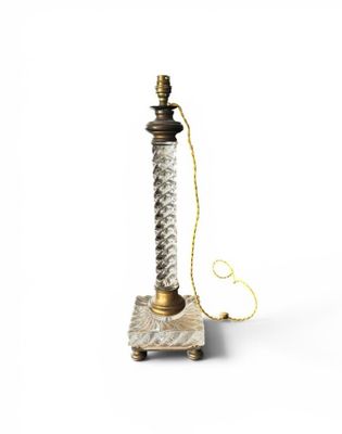 an old fashioned lamp with a rope on top of it