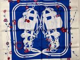un gros plan sur un carré bleu et blanc sur lequel se trouvent une paire de chaussures