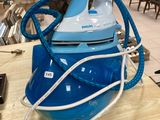un fer à repasser à vapeur bleu et blanc posé sur une table