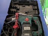 une perceuse et une perceuse filaire dans un coffret