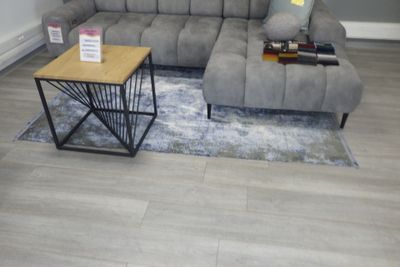 un canapé et une table dans un salon