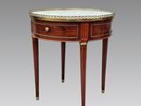 une petite table ronde avec un plateau en marbre