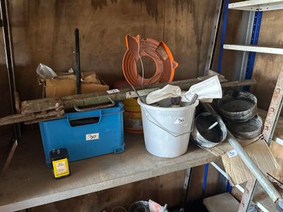 une étagère sur laquelle sont posés divers outils