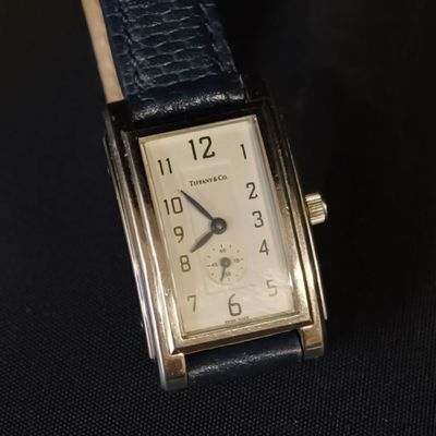 gros plan d'une montre-bracelet sur une surface noire