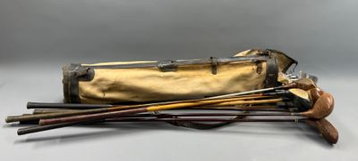 un sac contenant un tas de bâtons, posé sur une table