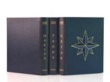 les deux livres sont posés côte à côte sur une surface blanche
