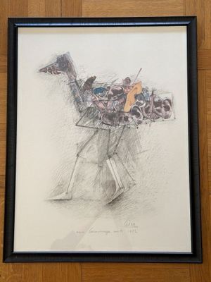dessin représentant une autruche dans un vase en verre posée sur un plancher en bois
