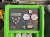 une machine verte posée sur une table
