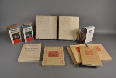 plusieurs livres sont empilés sur une table
