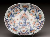 une assiette bleue et orange ornée d'un motif floral