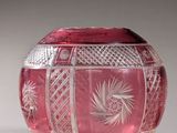 un vase en verre rose orné d'un motif de pin