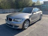 une BMW argentée garée sur un parking