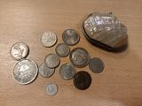 un coquillage et quelques pièces de monnaie posés sur une table
