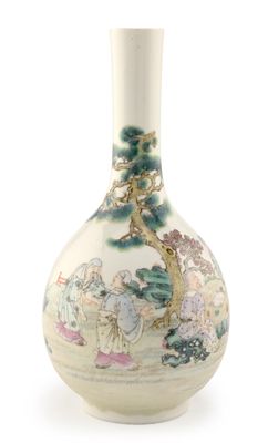 un vase blanc avec un tableau posé sur une table