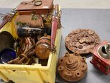 une boîte jaune remplie d'objets divers, posée sur une table