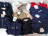 un tas de vêtements posés sur une table