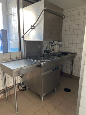 une cuisine avec un évier et une cuisinière