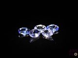 trois perles bleues et en cristal transparent sur un fond noir