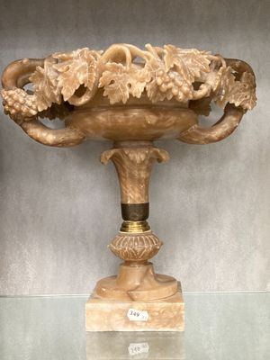 un vase posé sur une table en verre