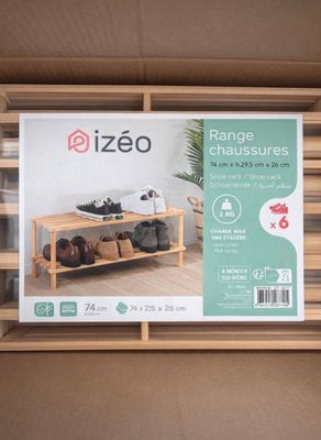 une photo d'un range-chaussures dans un carton