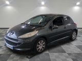 la photo d'une voiture grise garée dans un garage