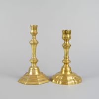 Deux bougeoirs ou flambeaux en métal doré de style Louis XIV…