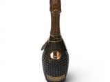une image d'une bouteille de champagne sur fond blanc