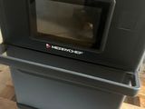 un micro-ondes posé sur une caisse, elle-même posée sur une palette