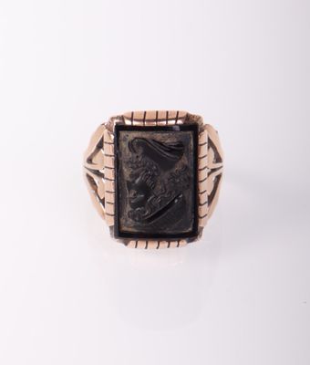 un gros plan d'une bague contenant une pierre noire