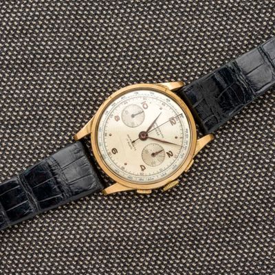 une image d'une montre-bracelet en or avec un bracelet en cuir noir