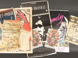 beaucoup d'affiches de films anciens sur la table