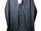 imperméable bleu marine avec une étiquette rose sur un cintre, sur fond blanc