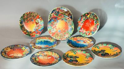 toutes ces assiettes colorées qui sont posées sur la table