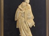 une figurine ancienne en ivoire sculpté représentant une femme tenant un panier