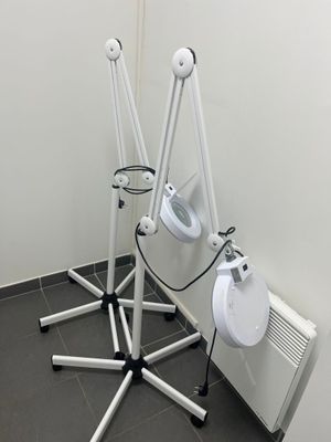 trois lampes posées sur un pied dans une pièce