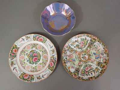 Ensemble de deux assiettes en porcelaine de Canton, l'une à …