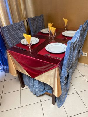 une table dressée avec des couverts et des couverts posés sur la table