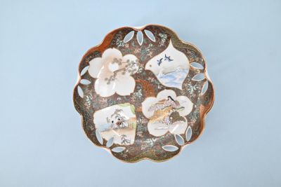 une photo d'une assiette décorative ornée de fleurs