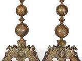 une paire de bougeoirs anciens en laiton surmontés de lions