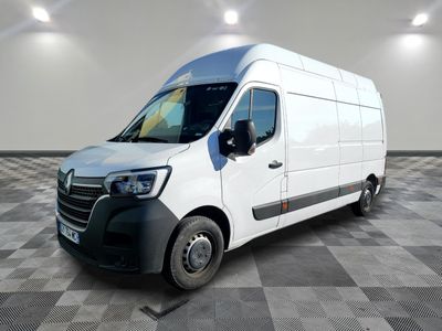 la camionnette blanche est garée sur le sol en damier d'une pièce