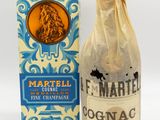 une image d'une bouteille de vin à côté d'une boîte de vin